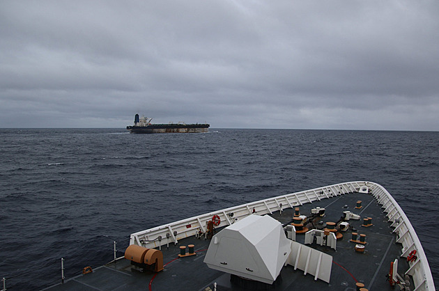 USA propustily dva členy ruské posádky zadrženého tankeru, oznámila Moskva