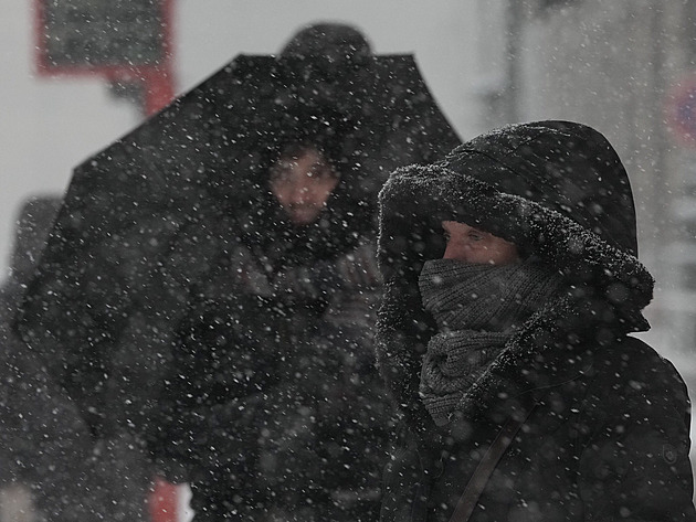 Vydatné sněžení už způsobilo desítky nehod, řada klíčových silnic stojí
