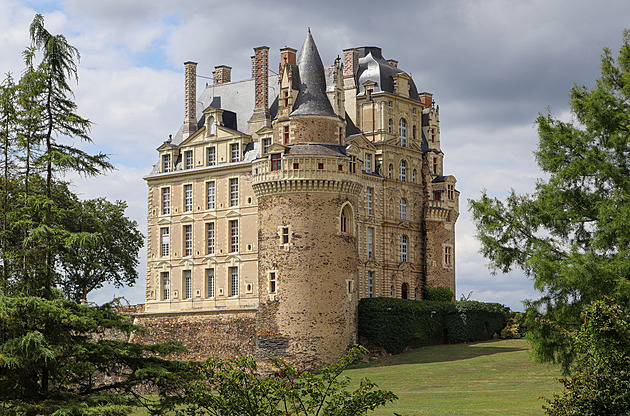 Zapomeňte na běžné hotely. Usínat a hodovat můžete tam, kde aristokraté