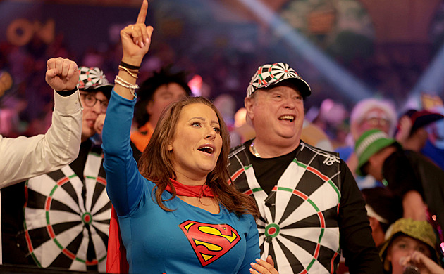 OBRAZEM: Superhrdinové, Elvis i pizza či pivo. Jaké byly kostýmy na MS v šipkách?