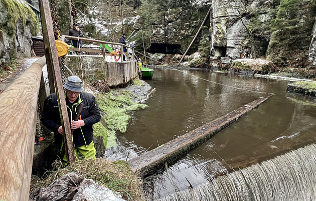 Vyzvednout a zavěsit klády. V Edmundově soutěsce po letech zase otevřeli jez