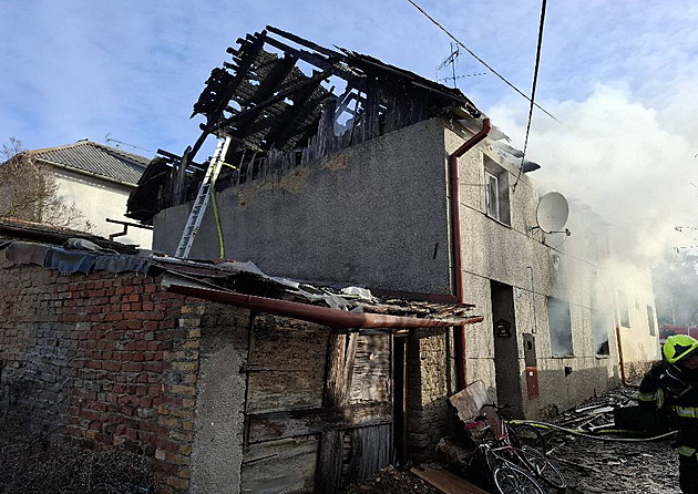 Hasiči vynesli z hořícího domu seniorku, i přes rychlou pomoc na místě zemřela