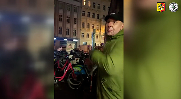 Útok kvůli cigaretě. Cizinec na Florenci zlomil muži čelist, hledá ho policie