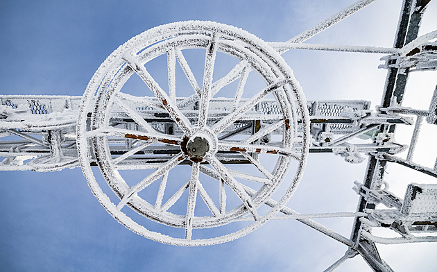 OBRAZEM: Zimní pohádka v Orlických horách. Lyžaři se díky mrazu mají čím kochat