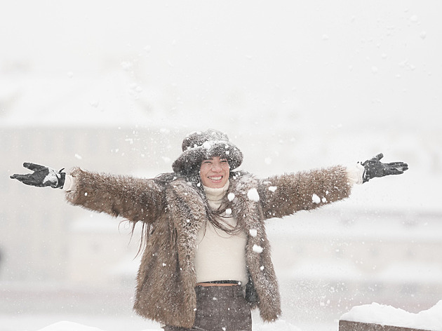 Ještě kousek, přitlačte, povzbuzoval řidič mladíky. Na sněhu mu roztlačili autobus