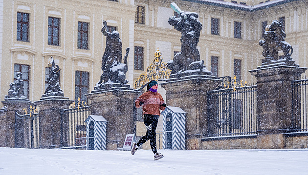 Sníh v Praze odklízí veškerá technika. MHD má zpoždění, nejely některé autobusy