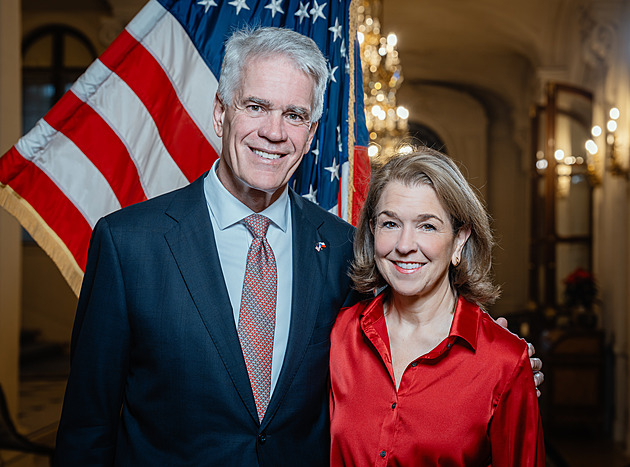 Oslovilo mě hospodské jídlo a nadchlo, jak chodíte na procházky. Velvyslanec USA o Česku