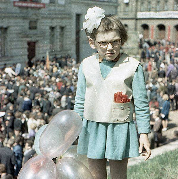 Nesměj se, chybí ti zub! Načuřená holčička překazila Sovětům idylu prvního máje