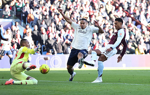 ONLINE: Aston Villa zvyšuje, pak West Ham vyzve Wolverhampton. Večer Arsenal