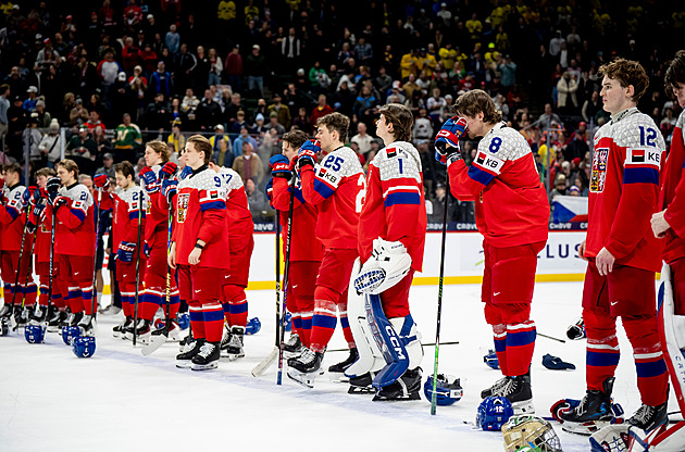 Stříbrní junioři se konečně vrací. Hokejisty i s Augustou vítají na pražském letišti