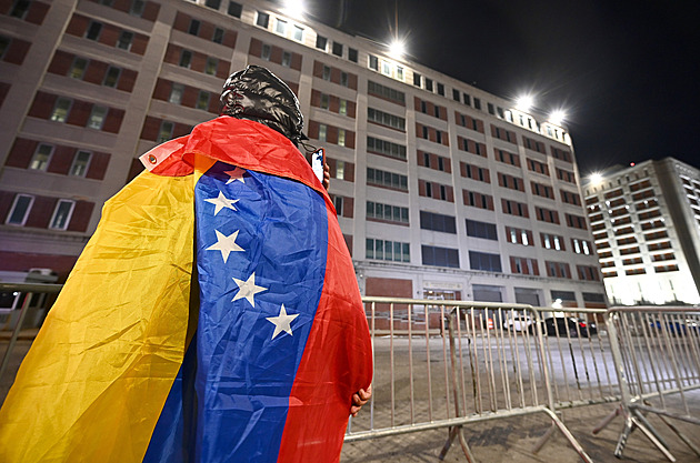 Peklo, jímž prošla známá jména. Madura odvezli k soudu z vězení plného násilí