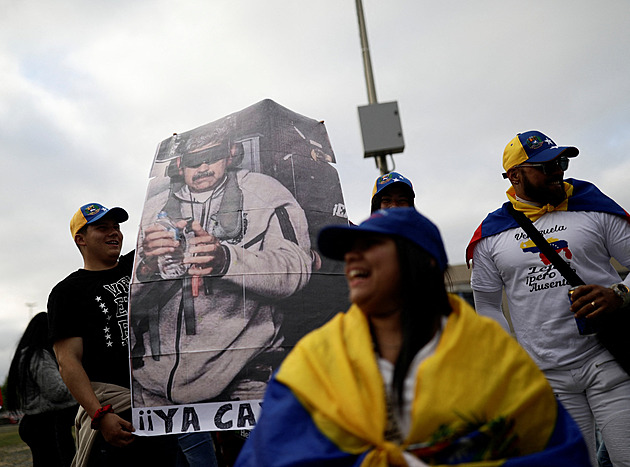 Zveřejnili fotku Madura po zatčení, jeho teplákovka Nike se rázem stala hitem sítí