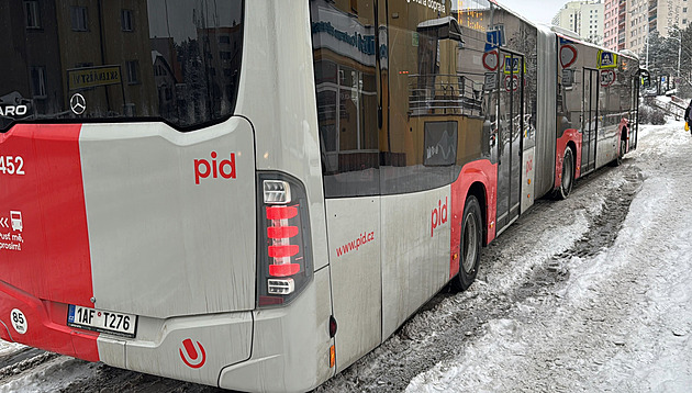 Sněžení v Praze komplikovalo dopravu, kolony tvořily kamiony na Pražském okruhu