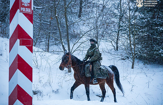 Polsko masivně zbrojí a dluhy strmě rostou. V zemi sílí volání po dani na obranu