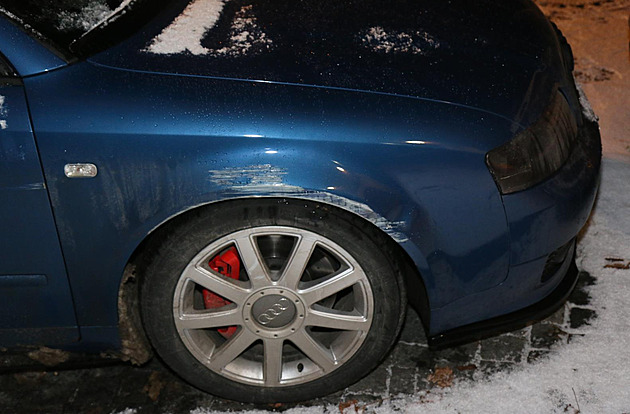 Zdrogovaný muž skočil na benzince do nastartovaného auta, po cestě ho odřel