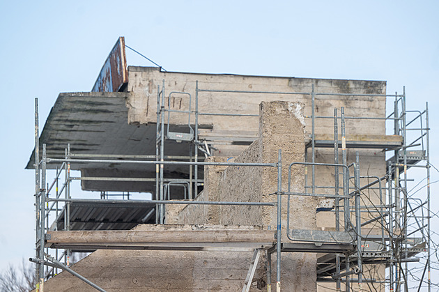 Pardubice už nebude hyzdit ostudné torzo Brány borců, začala její oprava