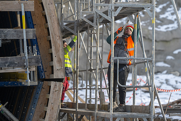 Bez ohledu na mráz. Stavbu dálničního tunelu Homole nezastavily ani nízké teploty