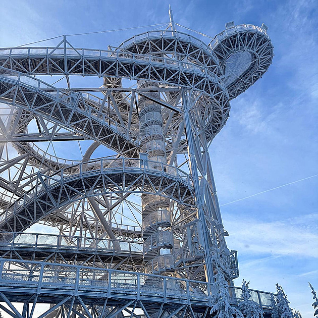 OBRAZEM: Mráz kouzlí na Dolní Moravě, zasněžovač zachytil i padající meteorit