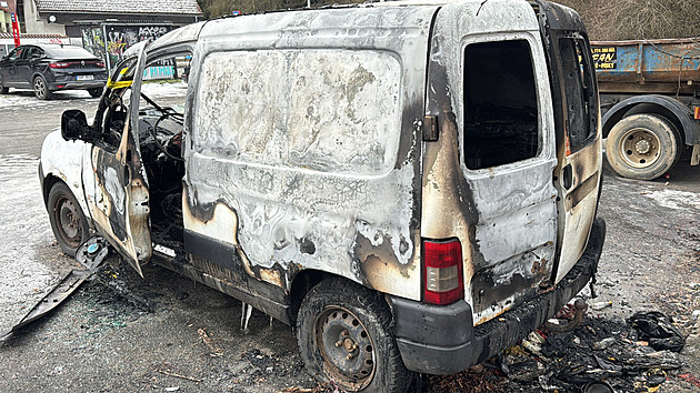 V Petrovicích uhořel muž v odstaveném autě, sloužilo jako příbytek bezdomovců