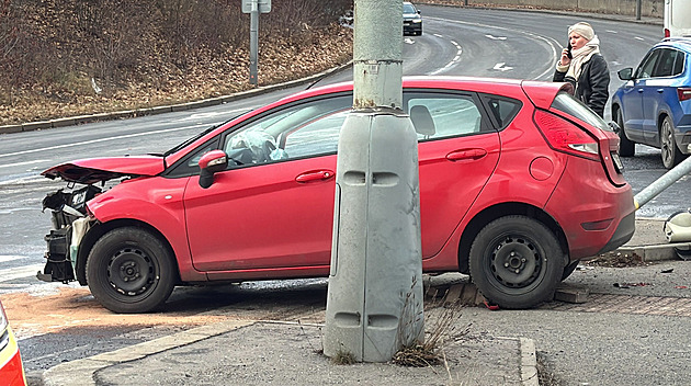 V Praze bouralo auto záchranné služby, zranění jsou tři lidé