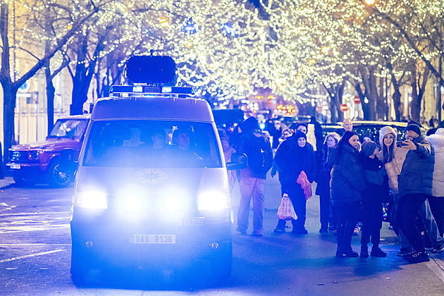 Zapálené koše, zbytky pyrotechniky. Hasiči řešili 259 požárů, méně než loni