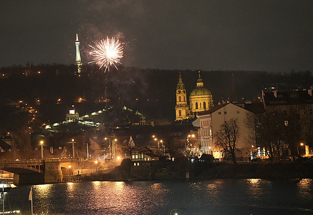 Jak se slavil příchod nového roku v centru Prahy? Na zákaz pyrotechniky nedbalo