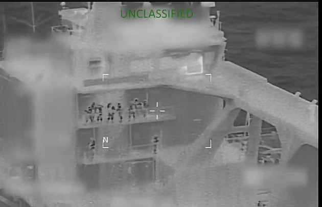 Britové cvičí výsadky na tankerech s ruskou ropou. Odkoukali to od Trumpa