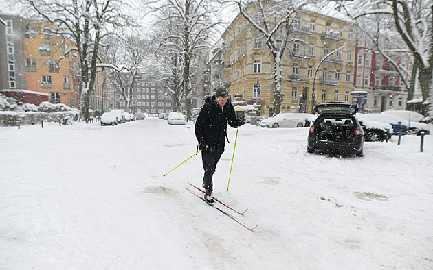 Evropu sužuje silné sněžení, udeřit se chystá nebezpečná bouře Goretti