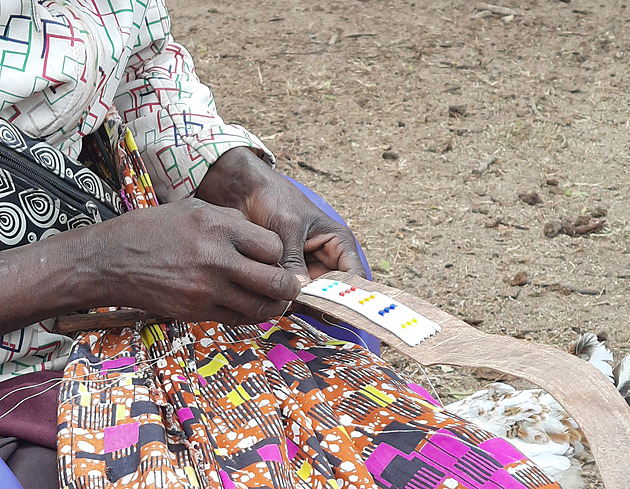 Chatrče z trusu, tajné rituály. Češka našla lásku a žije v buši jako bílá Masajka