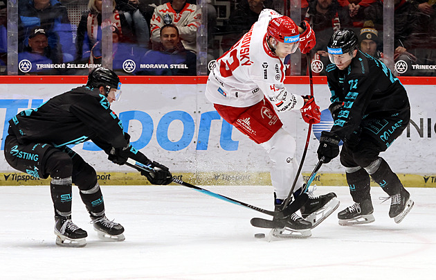Třinec i přes závěrečný tlak porazil Karlovy Vary a posunul se na druhé místo extraligy