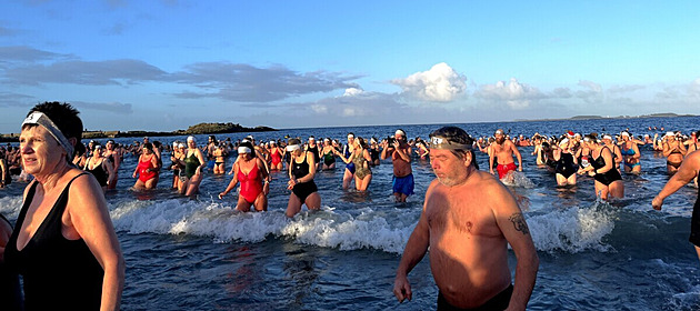 Tři tisíce Norů sebraly Čechům otužilecký Guinnessův rekord. Vencl ho chce zpět