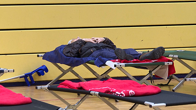 V Berlíně zůstávají bez elektřiny tisíce domácností, opravy komplikují mrazy