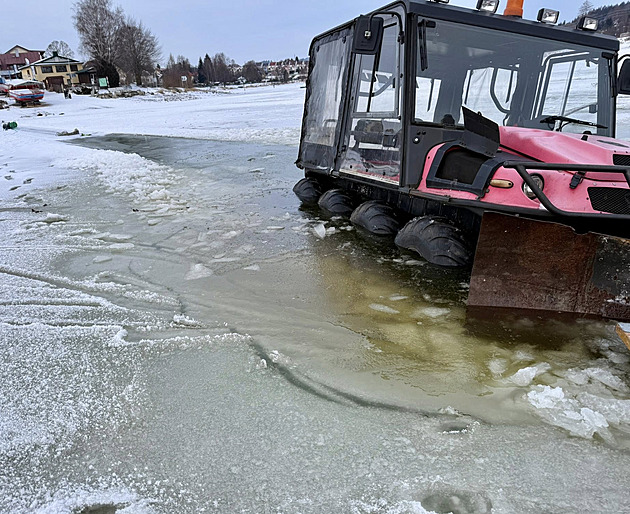 Osmikolka na �pravu ledu se propadla do vody.