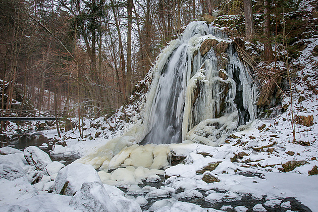 Um�le vytvo�en� vodop�d v Ter�in� �dol� na Novohradsku v t�chto mrazech postupn� zamrz�. Zcela zamrznut� byl naposledy v roce 2017. (7. ledna 2026)