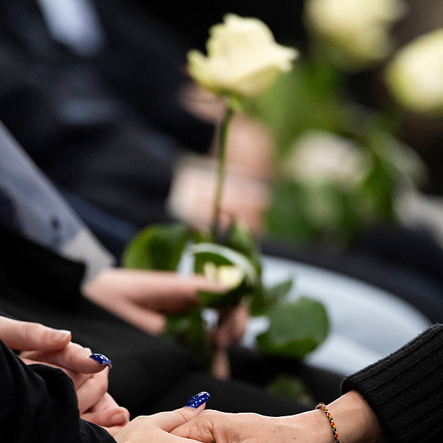 Švýcaři zadrželi majitele vyhořelého baru. Oběti tragédie přijel uctít i Macron