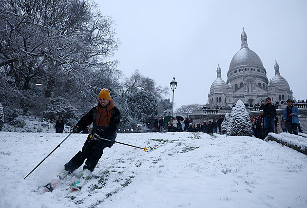 Stovky zrušených letů, pět mrtvých ve Francii. Sníh paralyzuje Evropu