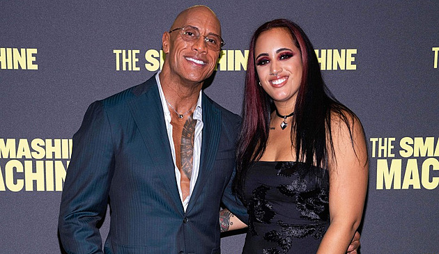 Jako vejce vejci. Dwayne „The Rock“ Johnson ukázal svou dceru, wrestlerku Avu