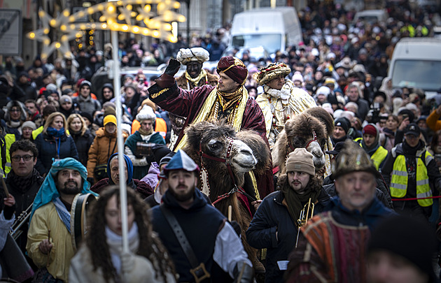 Prahou prošel tříkrálový průvod na velbloudech, přidaly se stovky lidí