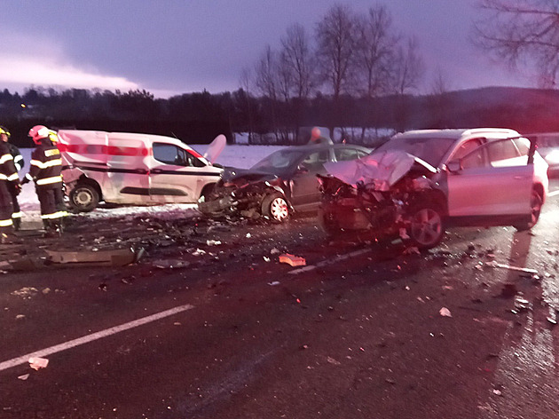 Na Jičínsku se ráno srazila tři auta, zranění řidiči skončili v nemocnici