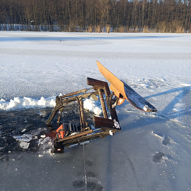 Traktor vjel na zamrzlý rybník u Dobrušky, téměř celý zmizel pod ledem