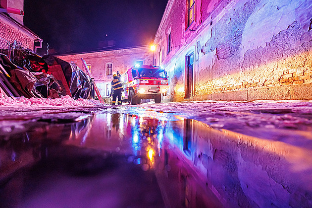 V josefovské pevnosti hořel přístřešek, plošinu nemohli hasiči použít