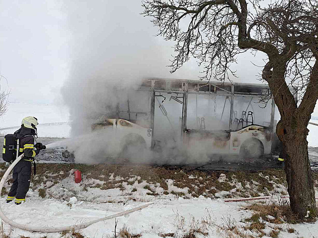 Na Hradecku shořel autobus. Cestující unikli, řidič se nadýchal kouře