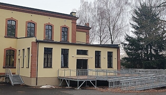 Sou�ástí stavby je rovn� bezbariérový vstup na terasu s posezením.