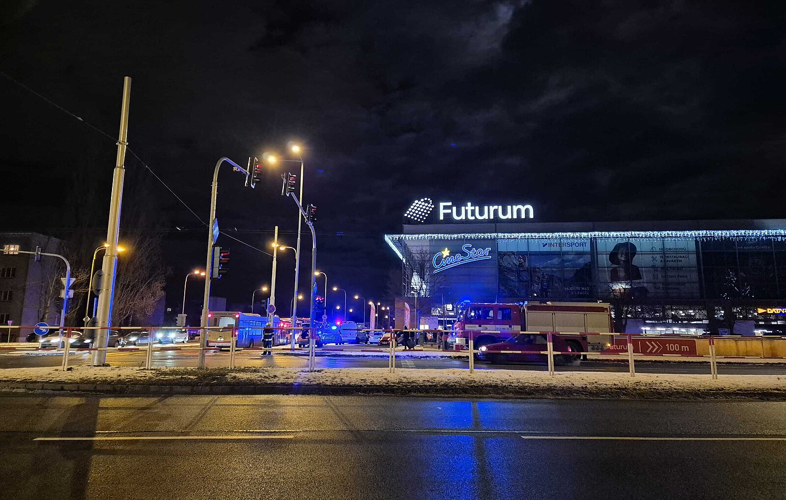 Útočník z nákupního centra v Hradci Králové jde do vazby, hrozí mu až 20 let