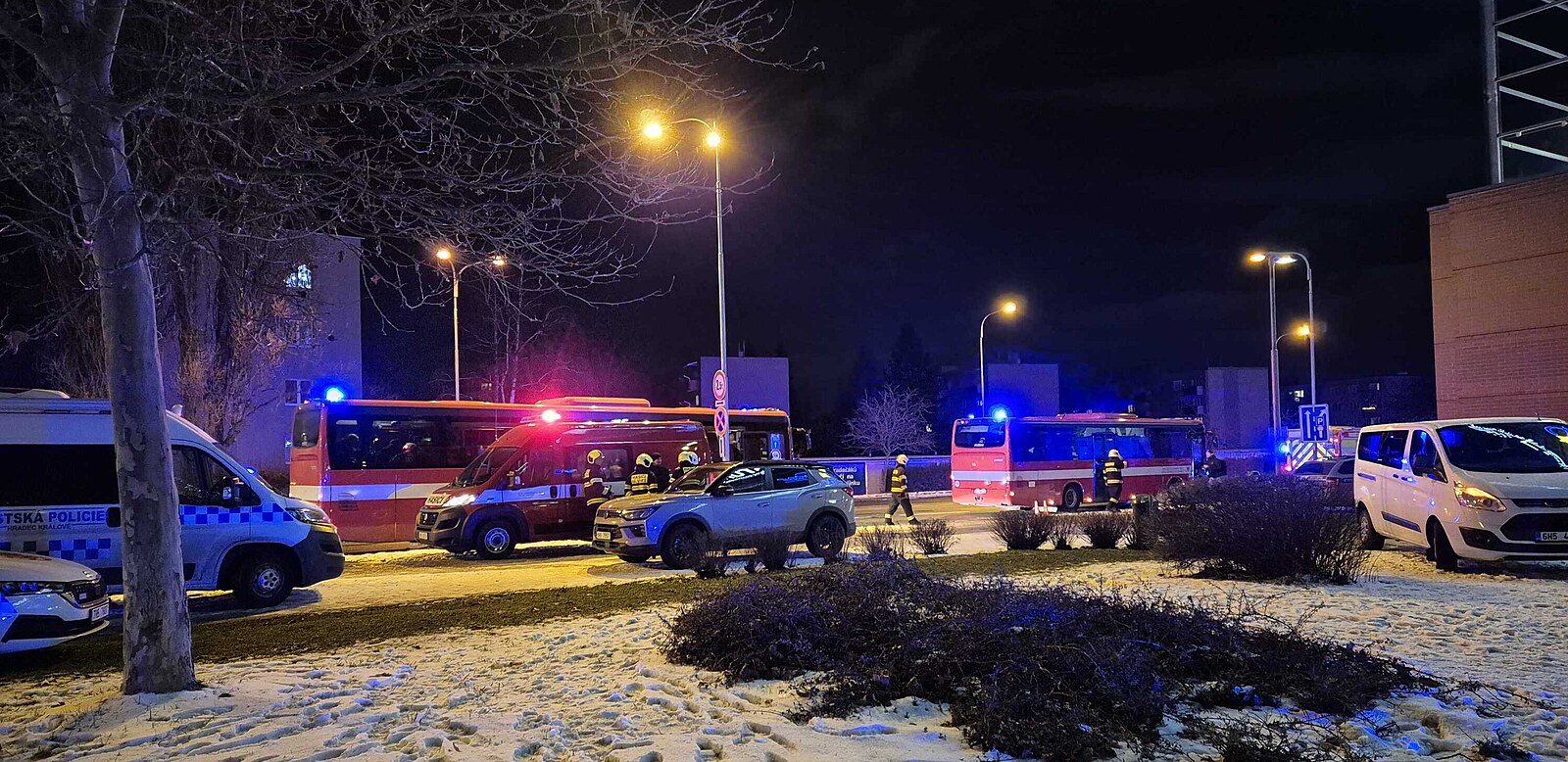 Útočník v Hradci Králové použil obušek a sekáček, policie vyslýchá svědky