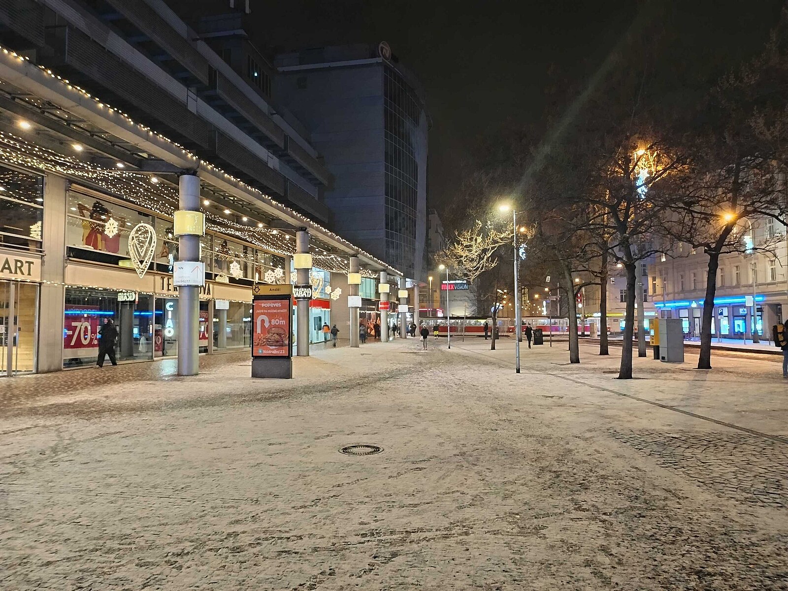 Na západě Čech už intenzivně sněží. Čekají se problémy v dopravě