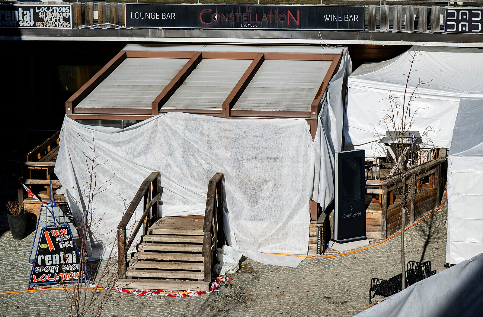 Vyhořelý švýcarský bar neprošel požární kontrolou od roku 2019. Starosta neví proč