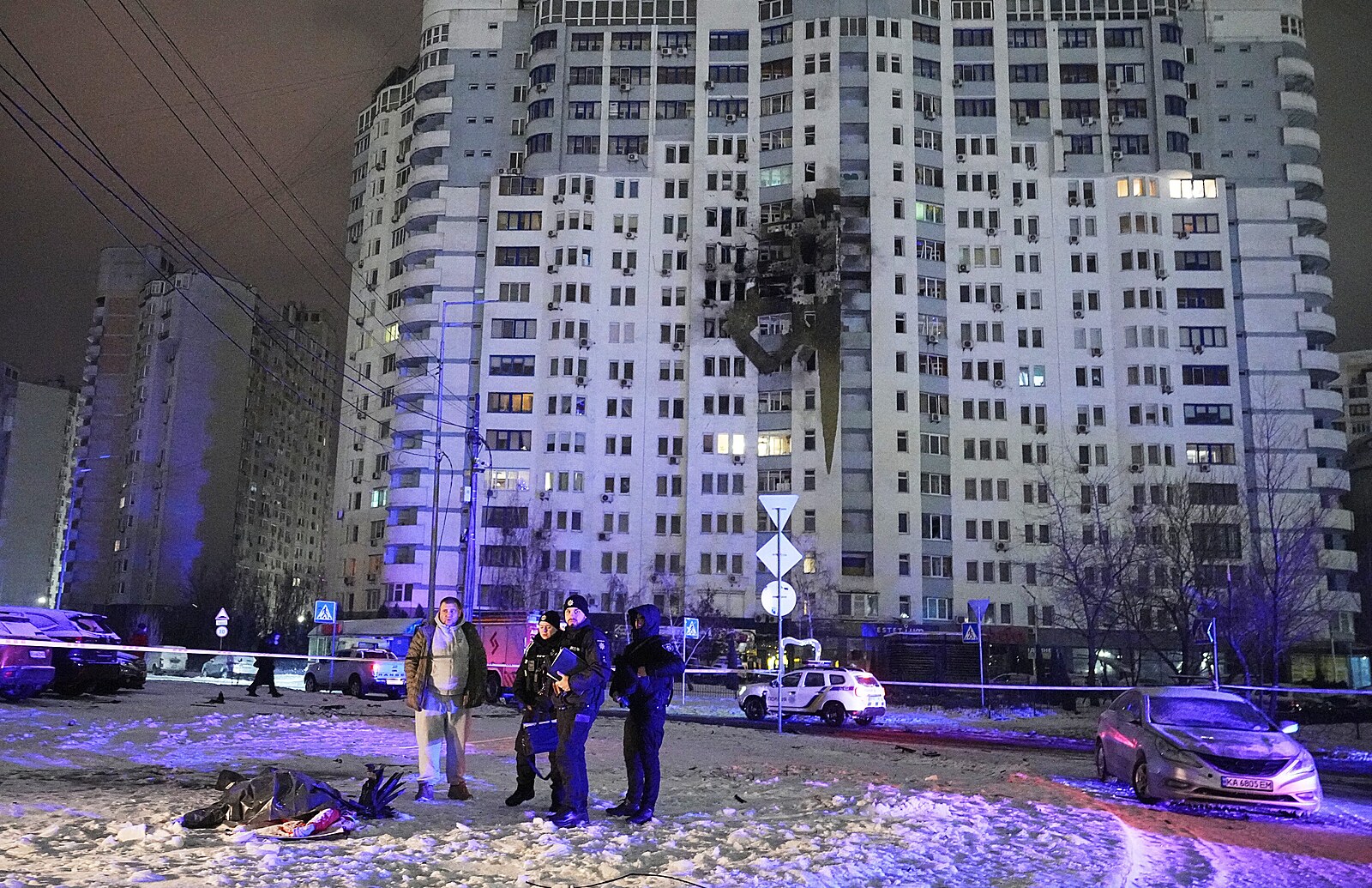 Rusové zaútočili drony na Kyjev. Zasáhli několik bytových domů, čtyři lidé zemřeli