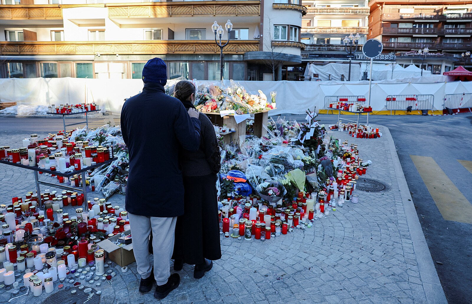 V Crans-Montaně se konala mše za zemřelé. Policie identifikovala další oběti požáru