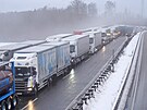 Kamiony uvázlé dálnici A5 poblí� Breitenbachu v N�mecku (9. ledna 2026)